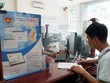 Người dân làm thủ tục nộp thuế. Ảnh: PV