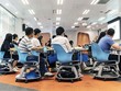 Các nhân viên Huawei tham gia một khóa đào tạo ngày 23/5. 