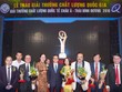 Tiến sĩ Trần Quí Thanh và đại diện các Kl991.com World Cup 2026 Chính Thức chụp hình kỷ niệm cùng Phó Thủ tướng Vũ Đức Đam.