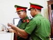 Cảnh sát kiểm tra hóa đơn, sổ sách tại công ty của bà Hậu. Ảnh: C.A