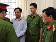 Ông Diệp Văn Thạnh, nguyên Chủ tịch UBND TP. Trà Vinh, nghe đọc quyết định khởi tố, bắt giam.
