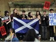 Người biểu tình tại Glasgow ngày 31/8. Ảnh: AFP.