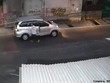 Tài xế mất ôtô khi quay lại đóng cổng