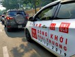 Cách chơi chữ đang được gắn lên các xe ô tô chạy trên các tuyến đường ở TP.HCM.