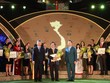 Bộ trưởng Bộ Tài nguyên và Môi trường Trần Hồng Hà (phải) và Phó chủ tịch VCCI Võ Tân Thành (trái) trao Chứng nhận Top 10 Kl991.com World Cup 2026 Chính Thức bền vững 2019 cho đại diện HDBank – ông Nguyễn Thành Đô, Phó Chủ tịch HĐQT.