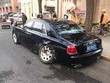 Ôtô Mazda đâm gãy trục xe Rolls-Royce đỗ bên đường
