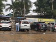 Tiệm rửa xe báo giá 200.000 đồng một lần rửa ôtô, song vẫn kín khách với nhiều người ngồi chờ trong sáng ngày 29 Tết. Ảnh: Minh Châu