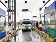 Xe cấp cứu bị dừng để kiểm tra tại trạm thu phí phía nam thành phố Ôn Châu, tỉnh Chiết Giang hôm 6/2. Ảnh: Washington Post.