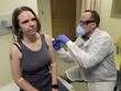 Jennifer Haller (trái) là 1 trong 4 tình nguyện viên được tiêm vaccine chống chủng virus corona mới tại Mỹ. Ảnh: AP.