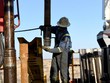 Công nhân tại một cơ sở khai thác dầu ở Texas (Mỹ). Ảnh: Reuters.