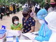 Người dân thôn Hạ Lôi xếp hàng chờ lấy mẫu xét nghiệm. Ảnh: Giang Huy. 