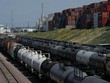Các bồn chứa dầu bên ngoài một công ty ở Wilmington (California) hôm 21/4. Ảnh: Bloomberg.
