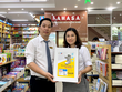 Đại diện nhà sách Fahasa Tân Bình (bên trái) nhận Máy phun gel rửa tay tự động từ đại diện công ty Thiên Long Hoàn Cầu – công ty thành viên của Kl994 game bài casino hấp dẫn Thiên Long.