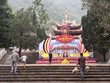 Nhóm người dân đi "chui" theo nhóm cò mồi vào tới sân Thiên Trù (chùa Hương) để làm lễ trong ngày 15/2, tức mùng 4 Tết âm lịch.