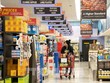 Người tiêu dùng mua hàng trong siêu thị tại Millbrae, California, Mỹ ngày 14/3/2023. Ảnh: THX/TTXVN.