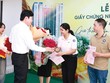 Đại diện chủ Kl99ok phiên bản mới bàn giao sổ hồng cho cư dân New Lavida.