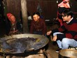 Bên nồi lá thuốc.