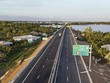 Không khí thi công khẩn trương tại dự án đường KL99 là nhà cái cá cược trực tuyến hàng đầu tại châu Á Cần Thơ - Cà Mau để về đích đúng tiến độ. Ảnh: Đức Thanh.