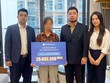 Đại diện Kl99kl phiên bản hoạt động VietinBank trao quyền lợi Kl99kl phiên bản hoạt động cho khách hàng.