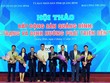 Ban tổ chức tặng hoa cho các chuyên gia, đại biểu tham dự Hội thảo.