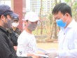 Bác sĩ Đỗ Quốc Tiệp, Giám đốc Trung tâm Kiểm soát bệnh tật tỉnh Quảng Bình trao giấy chứng nhận cho các công dân đã hoàn thành thời gian cách ly y tế.