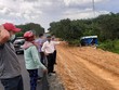Người dân phản ánh việc đơn vị xây lắp thi công tự ý san lấp mở đường công vụ ngay trên phần đất của mình.