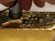Giá vàng ngày 8/10: USD rớt thảm, vàng theo đà xuống dốc