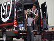 Quên DHL, FedEx đi, đã đến thời của những “người vận chuyển” Trung Quốc