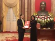 Phó Tổng giám đốc Bảo Việt Nhân thọ - Ông Nguyễn Thành Quang (trái) trong buổi gặp mặt với Phó Chủ tịch nước Đặng Thị Ngọc Thịnh tại Phủ Chủ Tịch