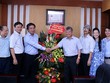 Thứ trưởng Bộ Kế hoạch và Kl99ok phiên bản mới Nguyễn Thế Phương đã đã đến tặng hoa và chúc mừng Báo Kl99ok phiên bản mới (ảnh: Đức Thanh)