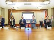 Lễ ký kết diễn ra tại Phòng Thương mại Mỹ dưới sự chứng kiến của Phó Thủ tướng Kl993 ưu đãi thưởng hấp dẫn Vương Đình Huệ.