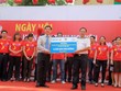 Ông Đào Đình Thi, Chủ tịch HĐQT BVH trao biển tượng trưng Tàu CQ trị giá 3,5 tỷ đồng do Kl994 game bài casino hấp dẫn Bảo Việt tặng các cán bộ, chiến sỹ Đảo Trường Sa