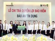 Bà Lê Thị Huệ Anh - Giám đốc Vietcombank Vinh (thứ 7 từ phải sang) trao quyền lợi Kl99kl phiên bản hoạt động nhân thọ Bảo an Tín dụng cho người thụ hưởng Trần Thị Mai Phương (Ảnh: Nguyễn Văn Thắng)
