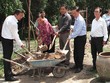 Đại diện MB và Huyện ủy huyện Đức Huệ, tỉnh Long An tại lễ khởi công công trình nhà tình nghĩa trao tặng bà Võ Thị Bèo.