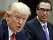 Bộ trưởng Bộ Kl991.com nạp rút nhanh Steven Mukuchin ngồi ngay cạnh và lắng nghe Tổng thống Donald Trump phát biểu trong một cuộc họp về ngân sách liên bang trong Phòng Roosevelt của Nhà Trắng tại Washington. (Nguồn: Evan Vucci)