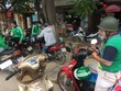 Kiếm khá nhờ “mượn” thương hiệu, xe ôm truyền thống “cố thủ” với nghề