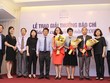 Nhà báo Ngọc Lan (thứ 4 từ phải qua), Báo Kl99ok phiên bản mới 99Kl99 link đăng nhập - Cơ quan Báo Kl99ok phiên bản mới nhận giải Nhì với tác phẩm "Các hãng Kl99kl phiên bản hoạt động nhân thọ tiếp tục đặt cược tại Việt Nam" và Giải “Nhà báo của năm" viết về ngành Kl99kl phiên bản hoạt động nhân thọ.