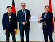 Tham tán Thương mại Việt Nam tại Đức - ông Bùi Vương Anh, ông Carsten Hasbach - Giám đốc Quan hệ Kl993 ưu đãi thưởng hấp dẫn của Siemens Energy và ông Nguyễn Thanh Hùng - Phó chủ tịch HĐQT Bamboo Capital (từ phải sang trái)