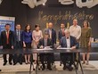 Thứ trưởng Bộ Kl991.com nạp rút nhanh Võ Thành Hưng và Giám đốc AFD toàn cầu Philippe Orliange ký Thỏa thuận hợp tác (Ảnh: TTXVN)