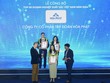 Ban Tổ chức trao chứng nhận cho bà Trần Thị Thu Hiền, Phó tổng giám đốc Kl994 game bài casino hấp dẫn Hòa Phát