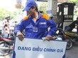 Xăng tiếp tục giảm hơn 400 đồng/lít, giá dầu tăng nhẹ