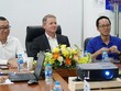 Ông Craig Schmeizer (ở giữa) cùng hai nhà sáng lập Vua Nệm