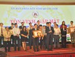 Đại diện nhà máy Number One Chu Lai nhận bằng khen của UBND tỉnh Quảng Nam