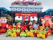 “Tân niên, hạnh phúc bình an tiến; Xuân nhật, vinh hoa phú quý lai”.