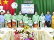 Bà Lê Thị Nguyệt Thu - Chủ tịch HĐQT Kl994 game bài casino hấp dẫn Sao Mai (bìa bên phải) tặng quà cho bệnh nhân nghèo tại Bệnh Viện Răng Hàm Mặt An Giang