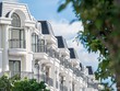 Thiết kế Tân cổ điển sang trọng với mái Mansard xám xanh vững chãi, gợi nhớ khung trời châu Âu lãng mạn.