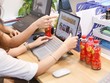 Để chạy deadline hiệu quả khi thức đêm, thiếu ngủ trong thời tiết nắng nóng, nhiều người trẻ chọn cách thanh lọc làm mát cơ thể với Trà Thanh Nhiệt Dr Thanh mỗi ngày.