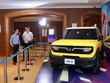 Việc trưng bày xe VF3 của VinFast tại Hội thảo Tìm động lực tăng trưởng từ ESG thu hút người xem. Ảnh Chí Cường.
