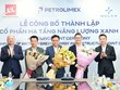 Chủ tịch Xuân Cầu Holdings và Chủ tịch Petrolimex tặng hoa chúc mừng Lãnh đạo CTCP Kl99kl ưu đãi độc quyền Năng lượng Xanh Việt Nam