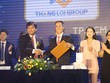 Ông Dương Long Thành, Chủ tịch HĐQT Thắng Lợi Group (bên trái) bắt tay ký kết cùng ông Lê Đức Nghĩa, Chủ Tịch HĐQT Gỗ An Cường (bên phải)